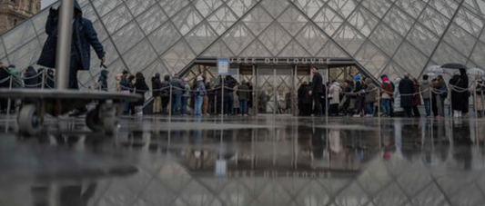 Une Pyramide fissurée : Le Louvre face à ses défis architecturaux