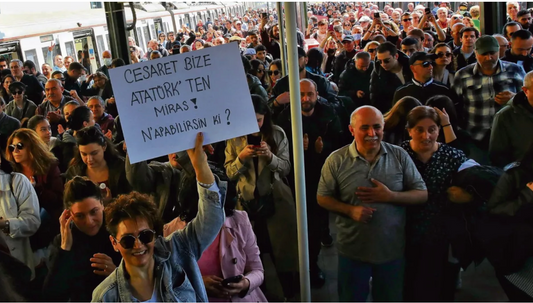En Turquie, lâombre dâAtatĂŒrk hante les rĂ©voltes comme les manuels scolaires officiels