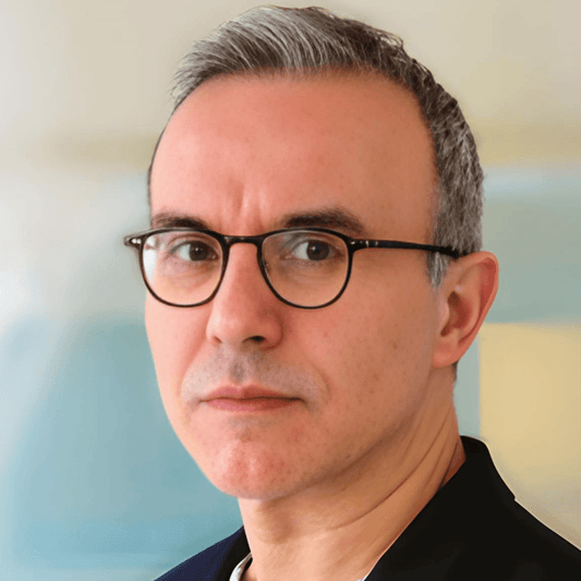 Philippe Besson : L’auteur romançant la vie du couple présidentiel