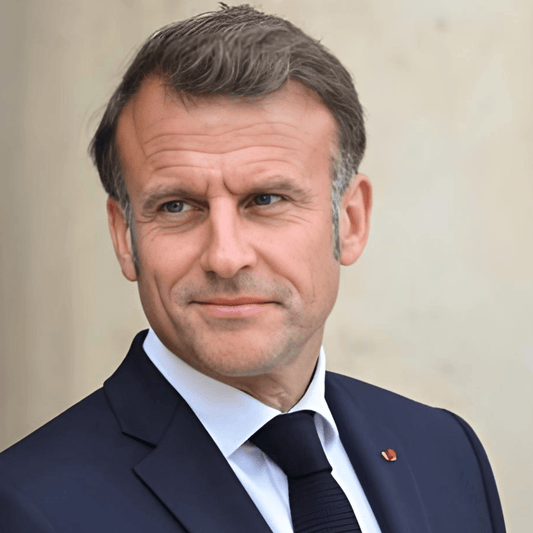 80 ans après les évènements du 8 Mai, Emmanuel Macron sacralise la Résistance devant des collégiens - Rightbrain Magazine store 