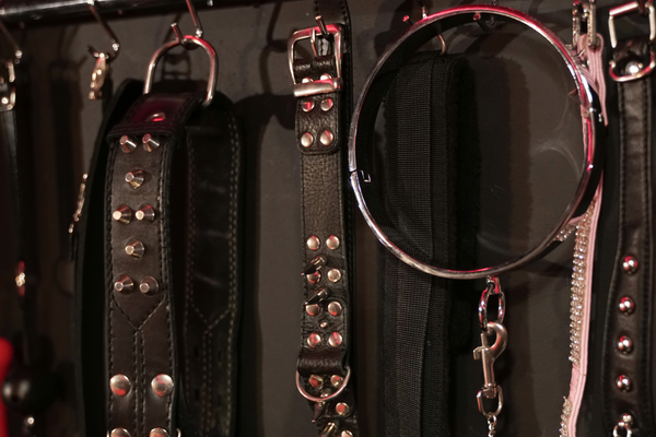 Faut-il mieux réguler le BDSM, pratique sexuelle mainstream mais violente ?