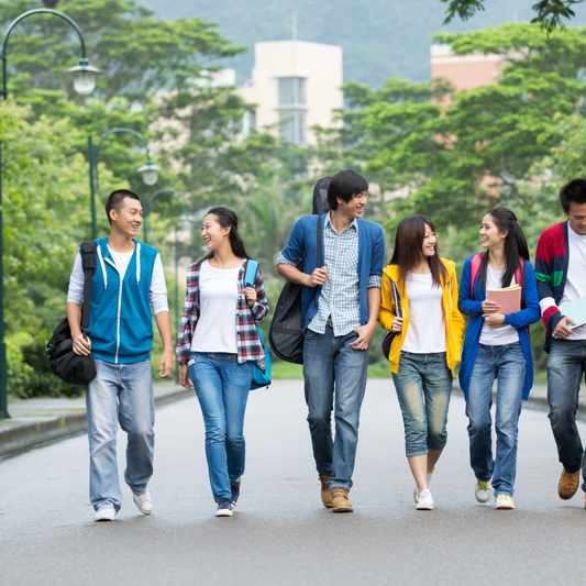 En Chine, un timide vent de liberté souffle sur les universités, où les débats intellectuels se développent librement.