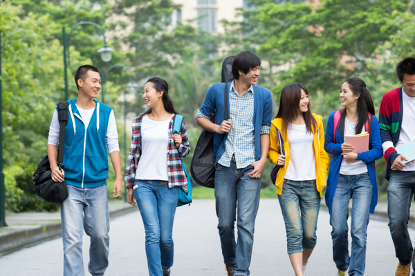 En Chine, un timide vent de liberté souffle sur les universités, où les débats intellectuels se développent librement.