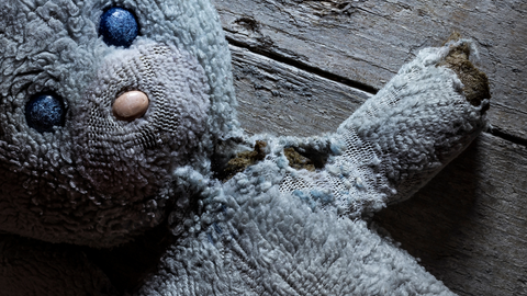 L’imprescriptibilité des crimes sexuels sur mineurs : un débat qui divise justice et société