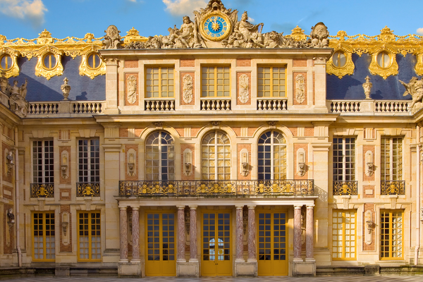 Versailles, le théâtre du pouvoir où Macron joue sa partition face à Trump