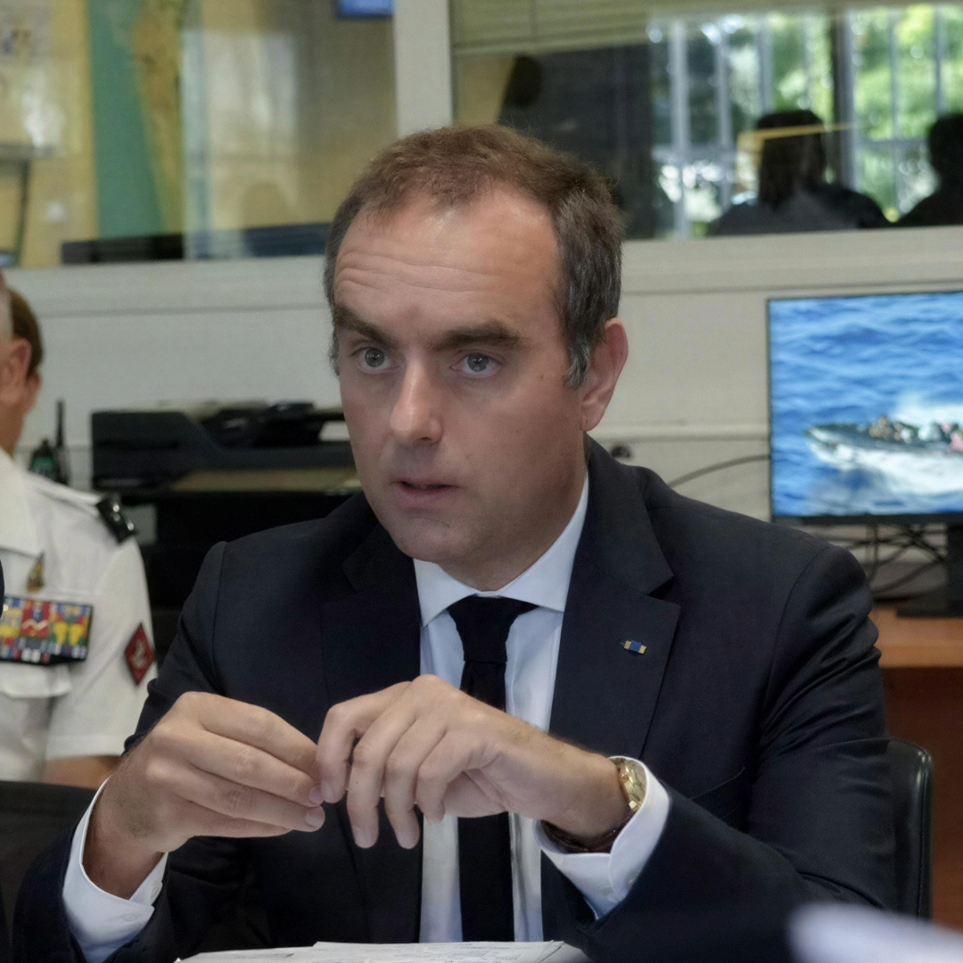 A Mayotte, Sébastien Lecornu durcit son discours sur l'immigration