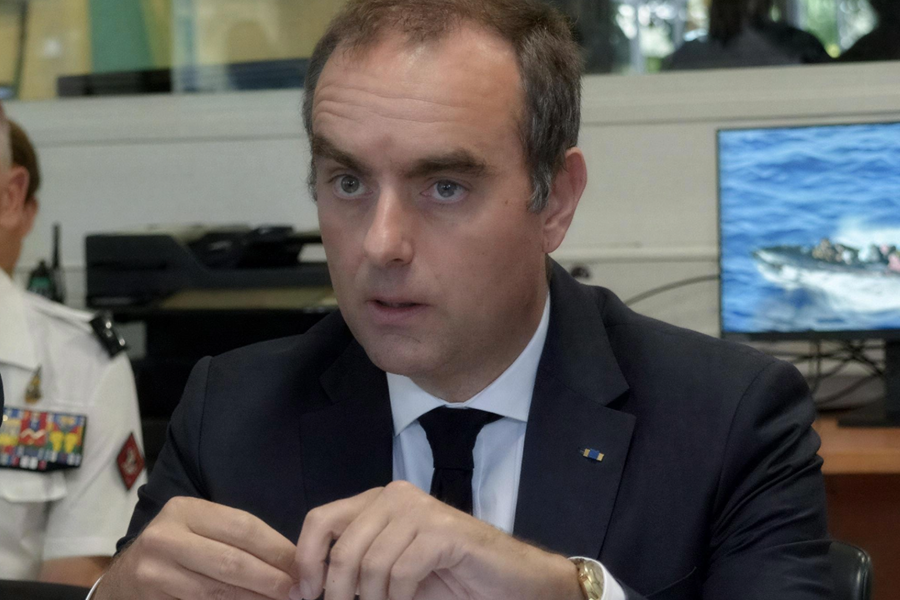 A Mayotte, Sébastien Lecornu durcit son discours sur l'immigration