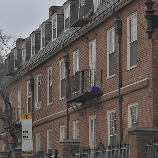 À Harvard, l’élite américaine face à Trump : prestige, privilèges et luttes de classes - Rightbrain Magazine store 