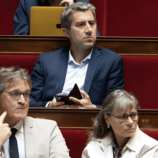 A Paris, François Ruffin montre qu’il reste debout face à La Meute - Rightbrain Magazine store 