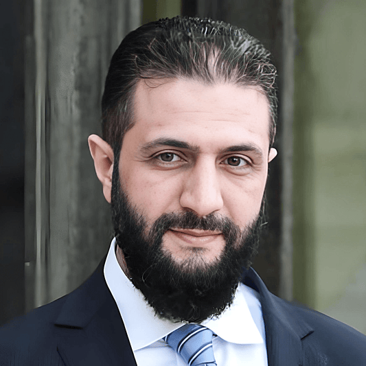 À Riyad, Ahmed Al-Charaa tourne la première page d’un long roman russe - Rightbrain Magazine store 