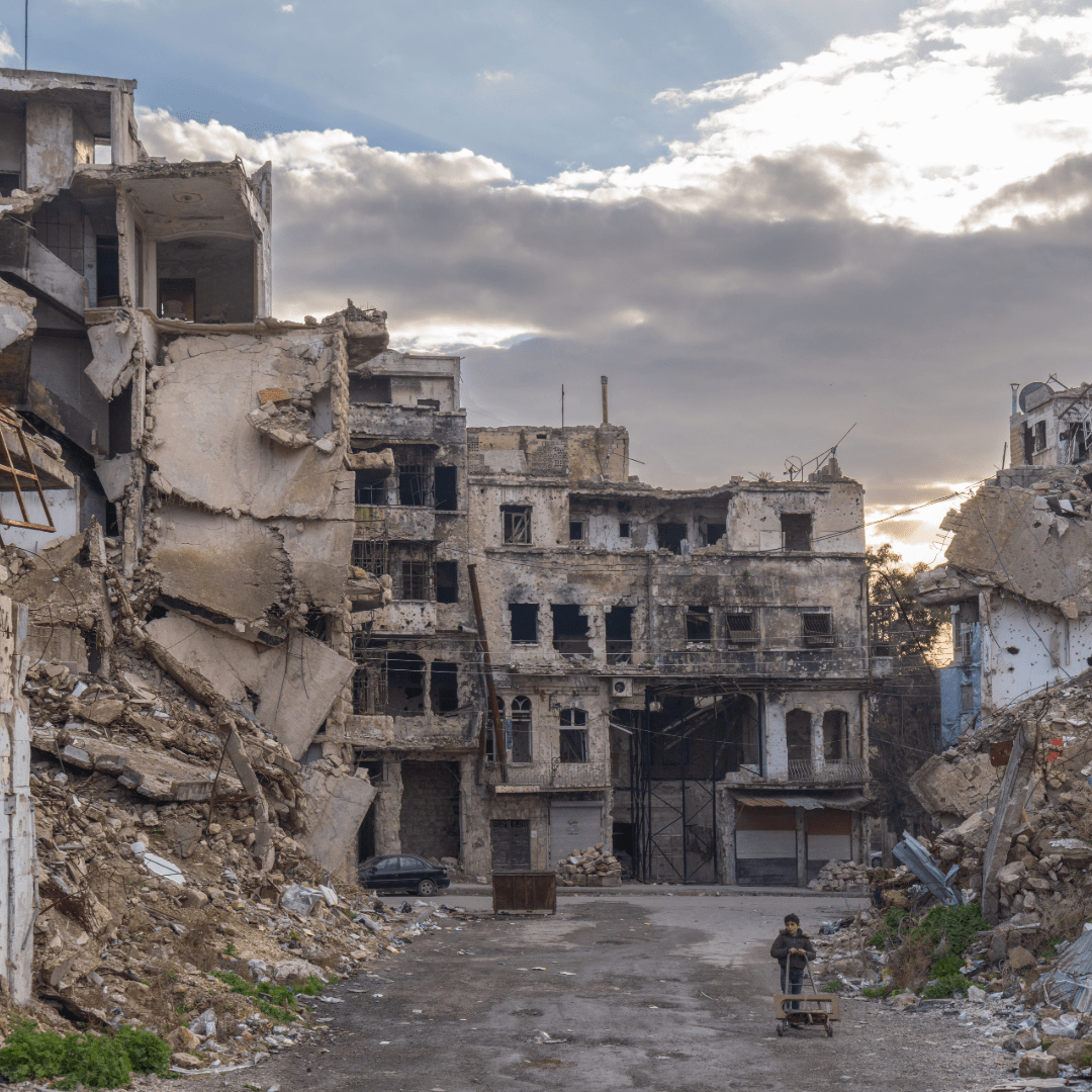 Après avoir affaibli Al-Qaida et l’État Islamique, Ahmed Al-Charaa souhaite apaiser la Syrie - Rightbrain Magazine store 