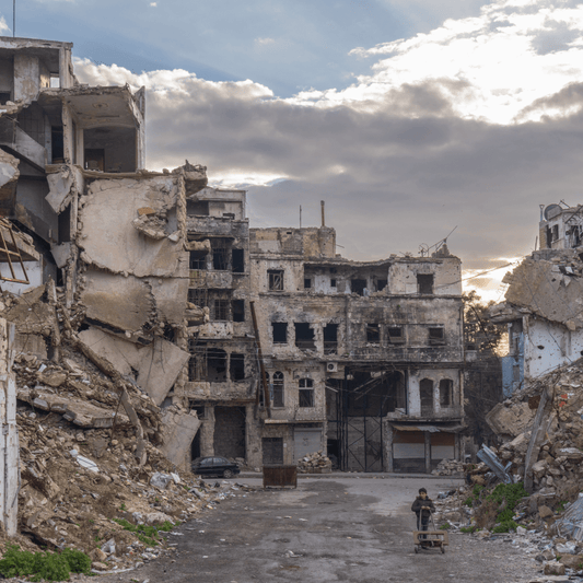 Après avoir affaibli Al-Qaida et l’État Islamique, Ahmed Al-Charaa souhaite apaiser la Syrie - Rightbrain Magazine store 