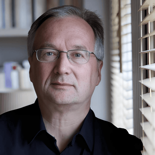 Bernard Friot, l’économiste qui pourrait révolutionner la vie des autistes et leurs aidants avec un « salaire à vie » - Rightbrain Magazine store 