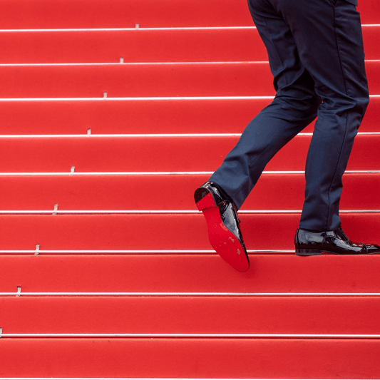 CANNES 2026 : LA MOBILISATION DU COLLECTIF ZAPPER BOLLORÉ ILLUSTRE L’EMPRISE DU MILLIARDAIRE BRETON SUR LES INDUSTRIES CULTURELLES - Rightbrain Magazine store