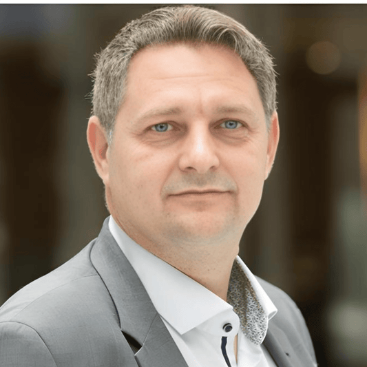 Cédric Vial, sénateur ( LR) de Savoie: " L’inclusion en classe ordinaire avec l'aide d'un Accompagnant des Élèves en Situation de Handicap (AESH) peut être complexe." - Rightbrain Magazine store 