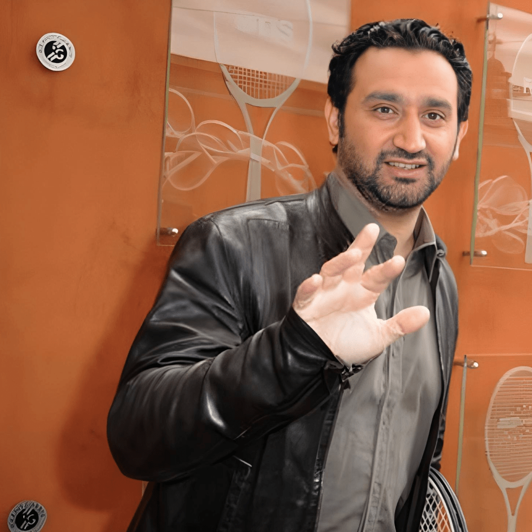 Cyril Hanouna : icône du peuple ou produit cynique du spectacle télévisé ? - Rightbrain Magazine store 