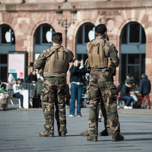Des salles de classes aux casernes : comment l’école française façonne ses futurs soldats - Rightbrain Magazine store 