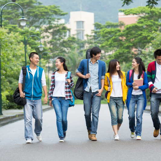 En Chine, un timide vent de liberté souffle sur les universités, où les débats intellectuels se développent librement. - Rightbrain Magazine store