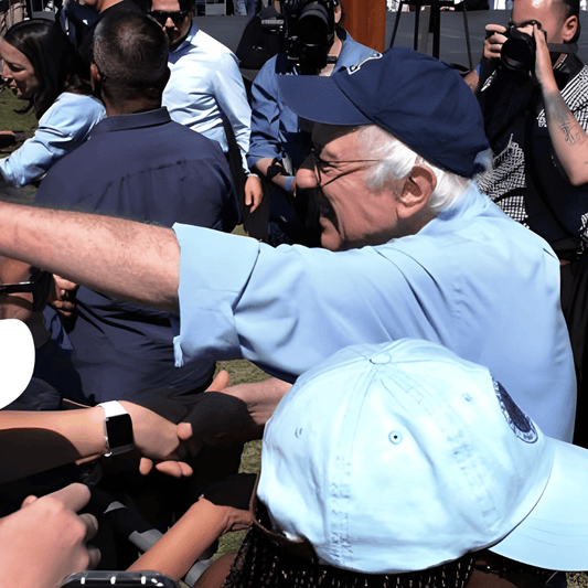 En tournée Aux États-Unis, Bernie Sanders redéfinit sa méthode d’agit-prop - Rightbrain Magazine store 