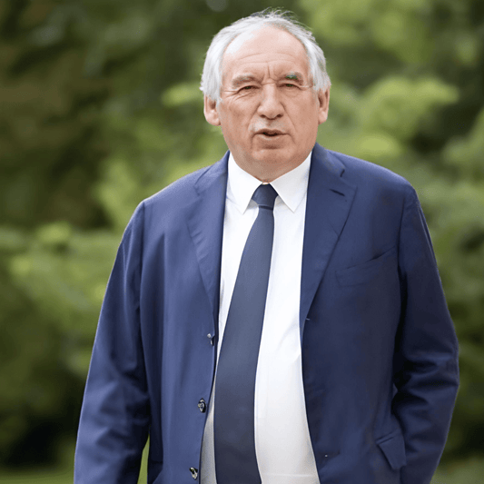 François Bayrou : l’étrange destinée d’un centriste convoitant Matignon - Rightbrain Magazine store 
