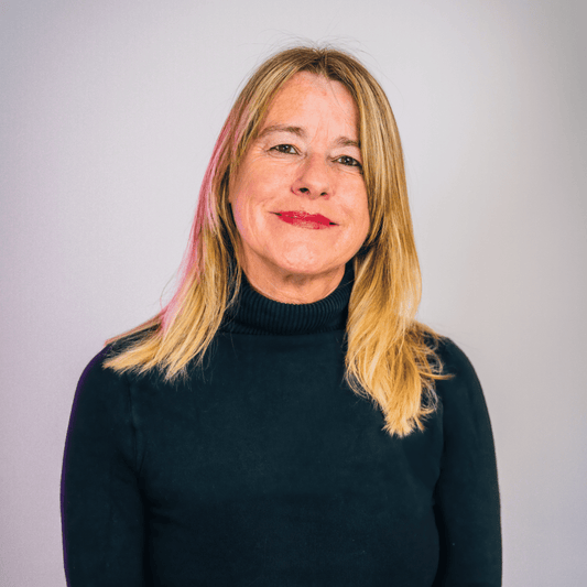 Juliette Prados: " Pour Deux collines, j’ai voulu traiter les deux âges clefs de la vie des femmes : l’entrée dans l’adolescence et l’entrée dans la ménopause" - Rightbrain Magazine store