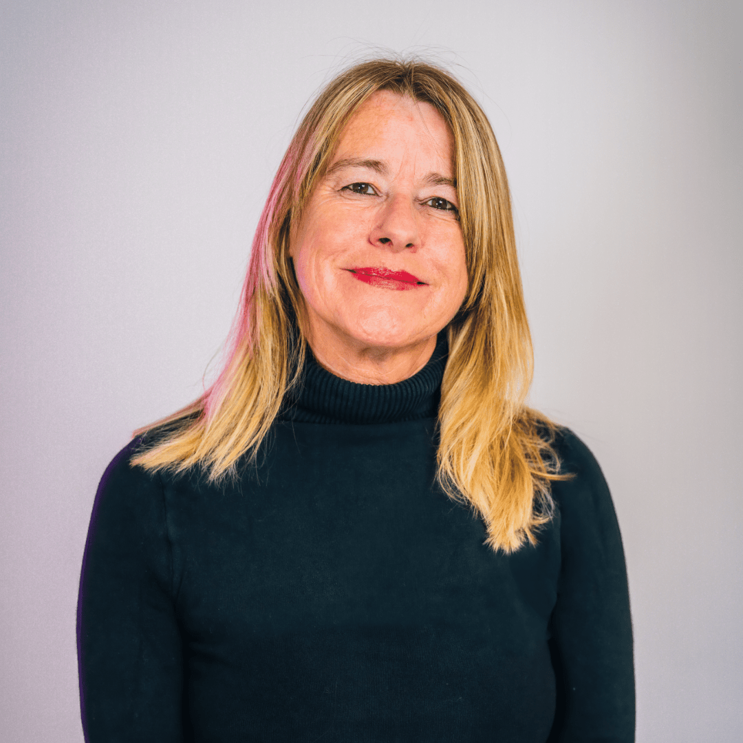 Juliette Prados: " Pour Deux collines, j’ai voulu traiter les deux âges clefs de la vie des femmes : l’entrée dans l’adolescence et l’entrée dans la ménopause" - Rightbrain Magazine store