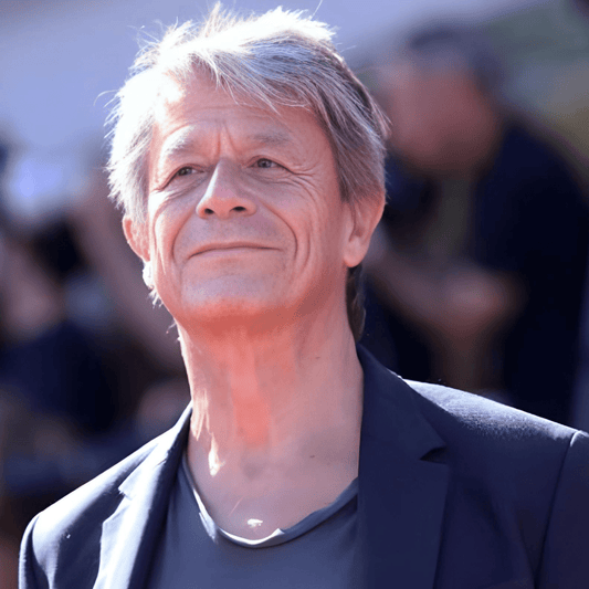 La métalinguistique : un outil aidant Emmanuel Carrère à jongler entre ses souvenirs de famille - Rightbrain Magazine store 