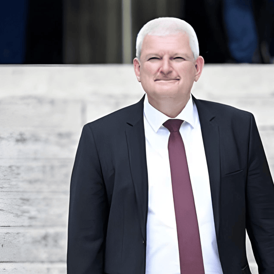 L’aide à mourir face aux vieux tabous : la France veut-elle vraiment en finir avec sa morale ? - Rightbrain Magazine store 