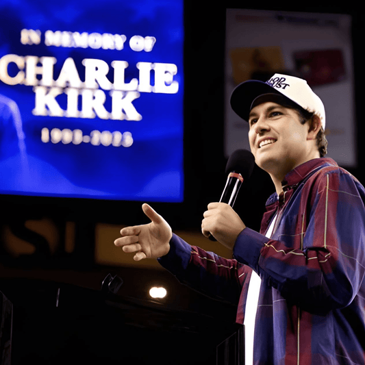 L’assassinat de Charlie Kirk : un acte révélant la violence des héritiers du Tea Party - Rightbrain Magazine store 
