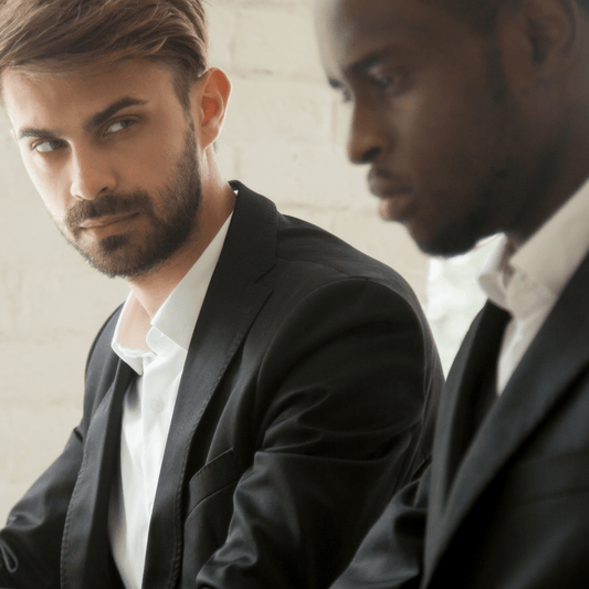 Le mot « racisé » : un concept divisant les publics subissant des discriminations - Rightbrain Magazine store