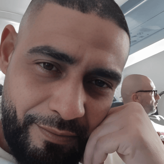 Le silence raciste : comment le RN impose son ambiance sans jamais la nommer - Rightbrain Magazine store 