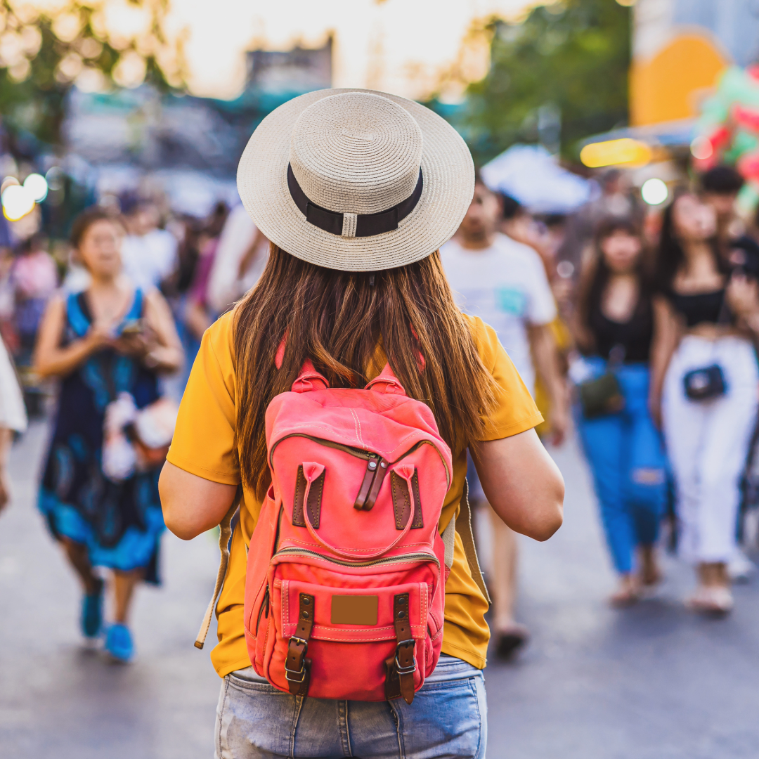 Le surtourisme : un phénomène étranglant nos commerçants et l’environnement - Rightbrain Magazine store 