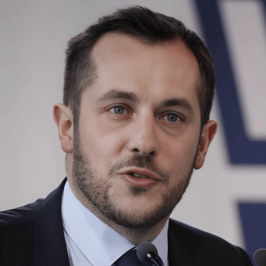 Nicolas Bay : l’eurodéputé accroc à la politique - Rightbrain Magazine store 