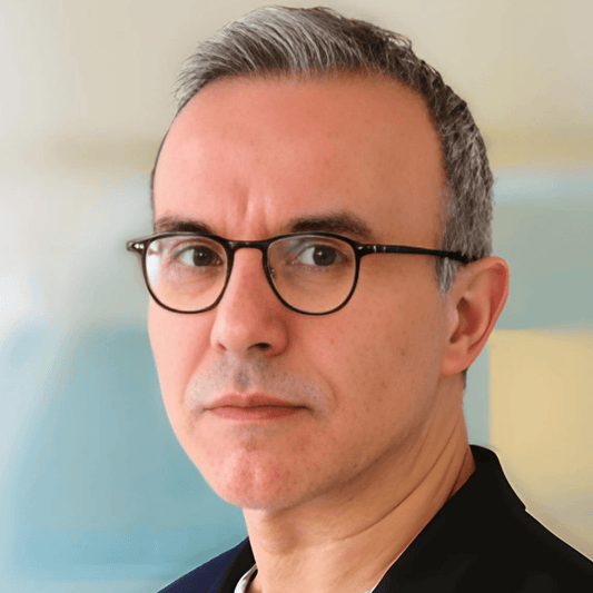 Philippe Besson : L’auteur romançant la vie du couple présidentiel - Rightbrain Magazine store 