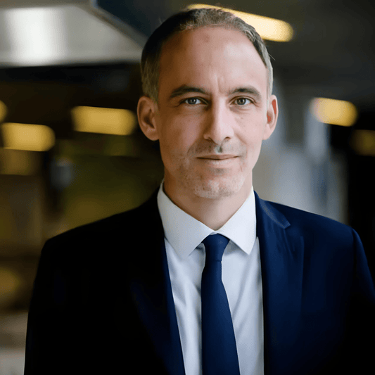 RAPHAËL GLUCKSMANN : UNE ÉNIGME POUR LES GAUCHES SOCIALES-DÉMOCRATES QUE LE PEUPLE TROUVE ÉLITISTES - Rightbrain Magazine store