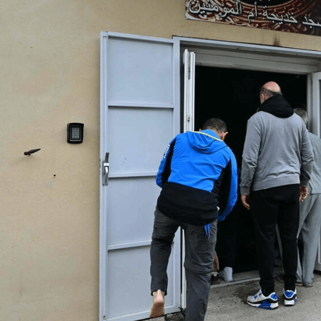 Sous la pluie de République, le meurtre d’Aboubakar C. révèle la fracture islamophobe - Rightbrain Magazine store 