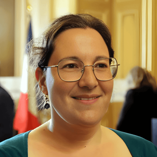 Sous le soleil tourangeau, Cyrielle Chatelain promet de beaux jours au parlement français - Rightbrain Magazine store 
