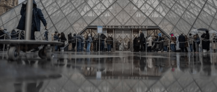 Une Pyramide fissurée : Le Louvre face à ses défis architecturaux - Rightbrain Magazine store 