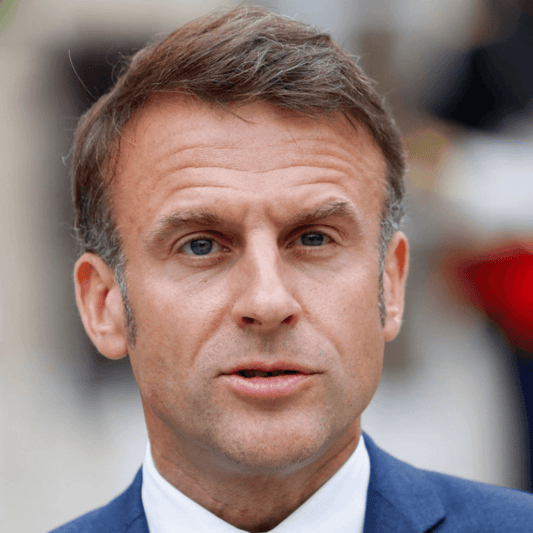 Vaccins : Emmanuel Macron soutient le développement des chaînes de production en Afrique - Rightbrain Magazine store 