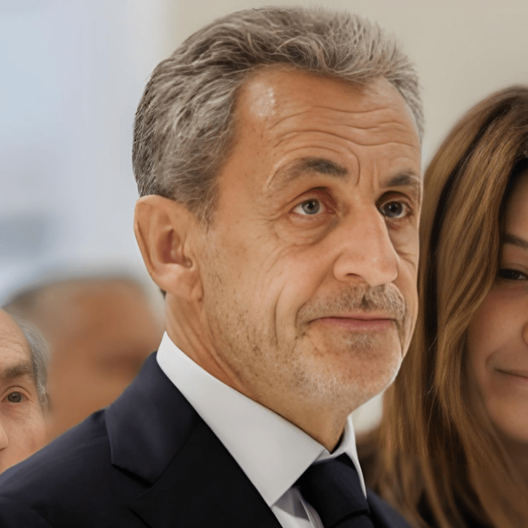 Valises, carnets et micros arrachés : Sarkozy aspiré par l’escroquerie libyenne - Rightbrain Magazine store 