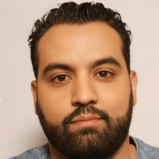 Yassine Belattar, l'humoriste "thermomètre" consulté lorsque les banlieues s'embarsent - Rightbrain Magazine store 
